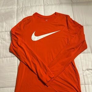Men's Nike long sleeved tee shirt.